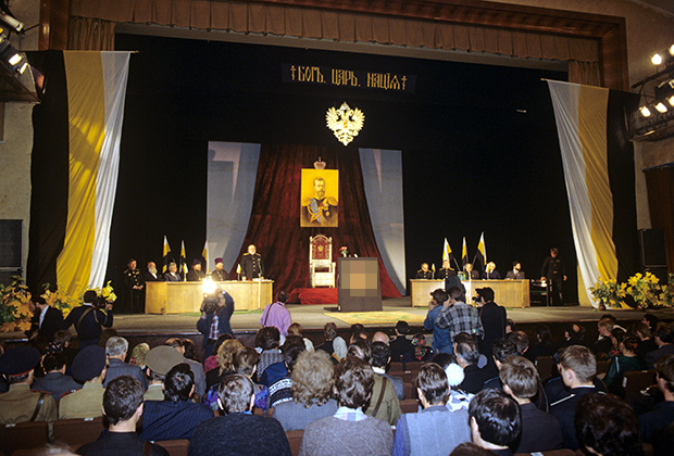 Первое Собрание Национально-патриотического фронта «Память», 1992 год (часть изображения была размыта, чтобы не нарушать законодательство Российской Федерации)