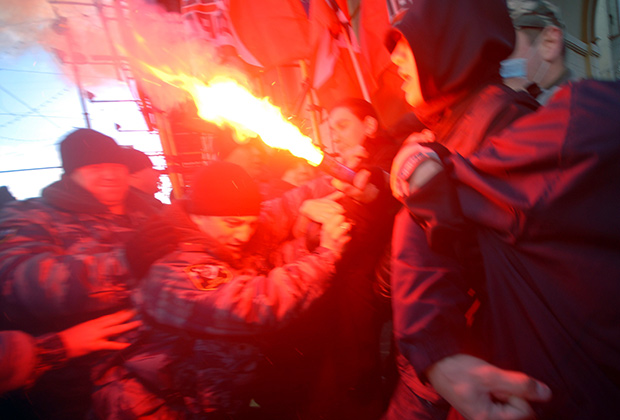 Задержание сотрудниками правоохранительных органов активистов «Левого фронта» и запрещенной национал-большевистской партии (НБП) во время праздничной демонстрации